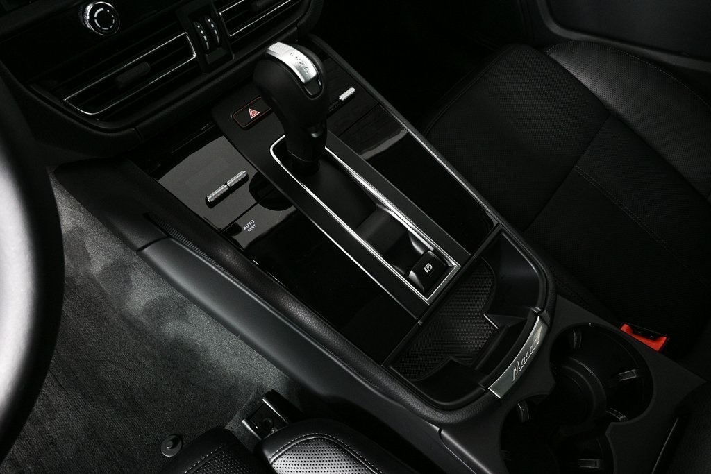 2025 Porsche Macan T photo 18