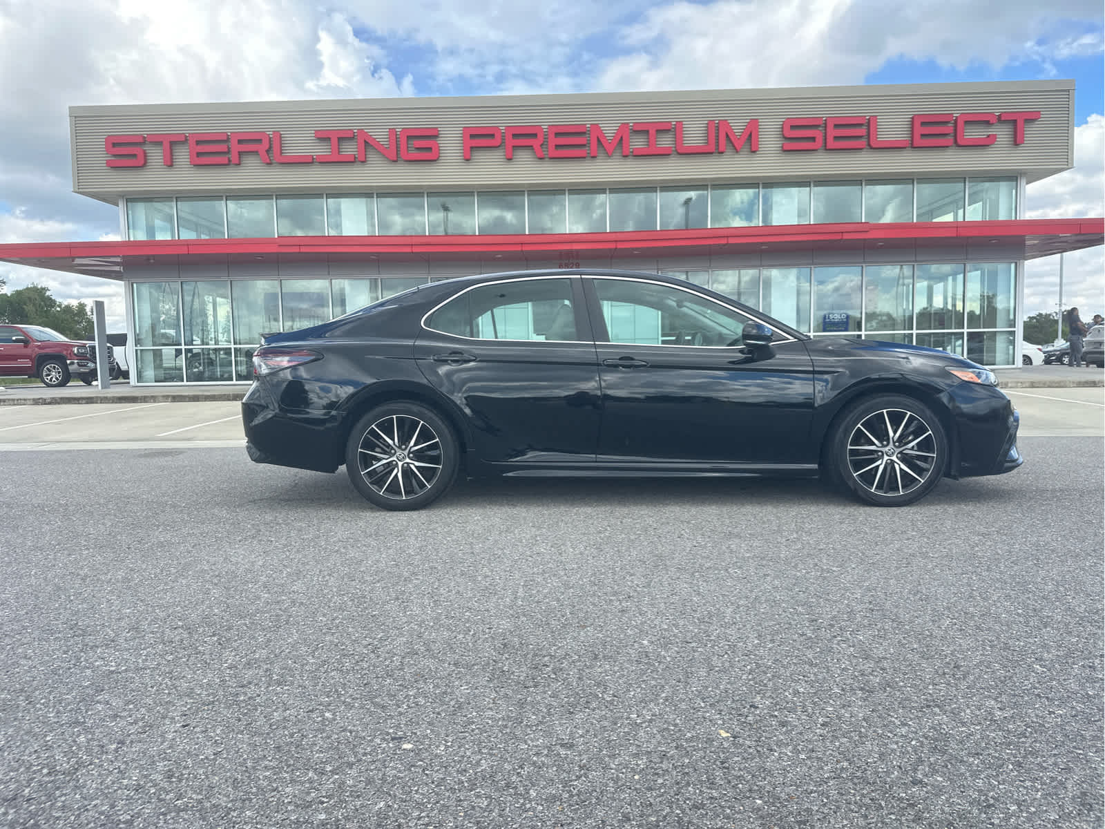 2023 Toyota Camry SE's photo