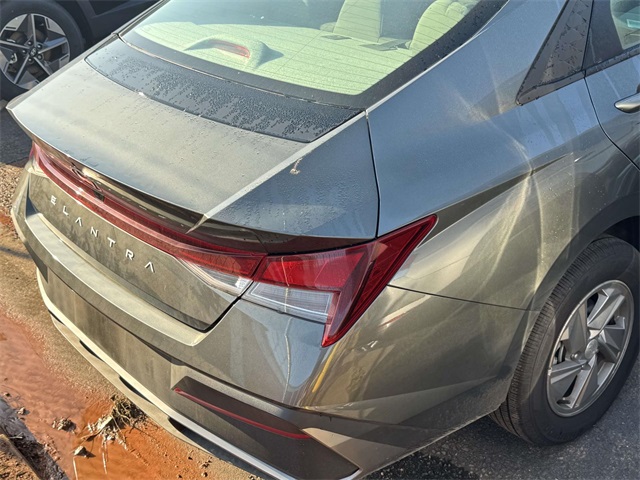 2025 Hyundai Elantra SE photo 10