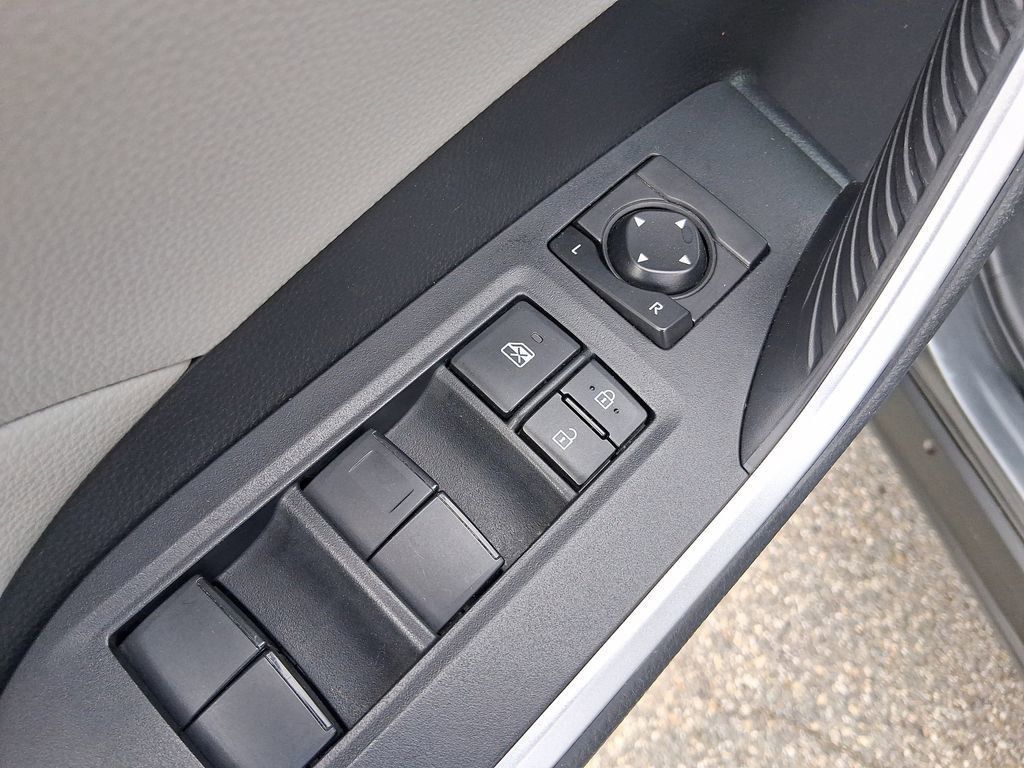 2019 Toyota RAV4 Hybrid XLE photo 11