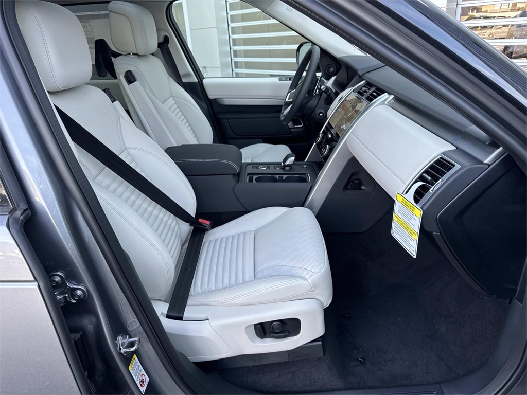 2026 Land Rover Discovery photo 10