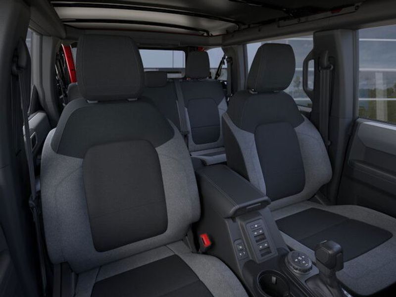2025 Ford Bronco Base photo 8