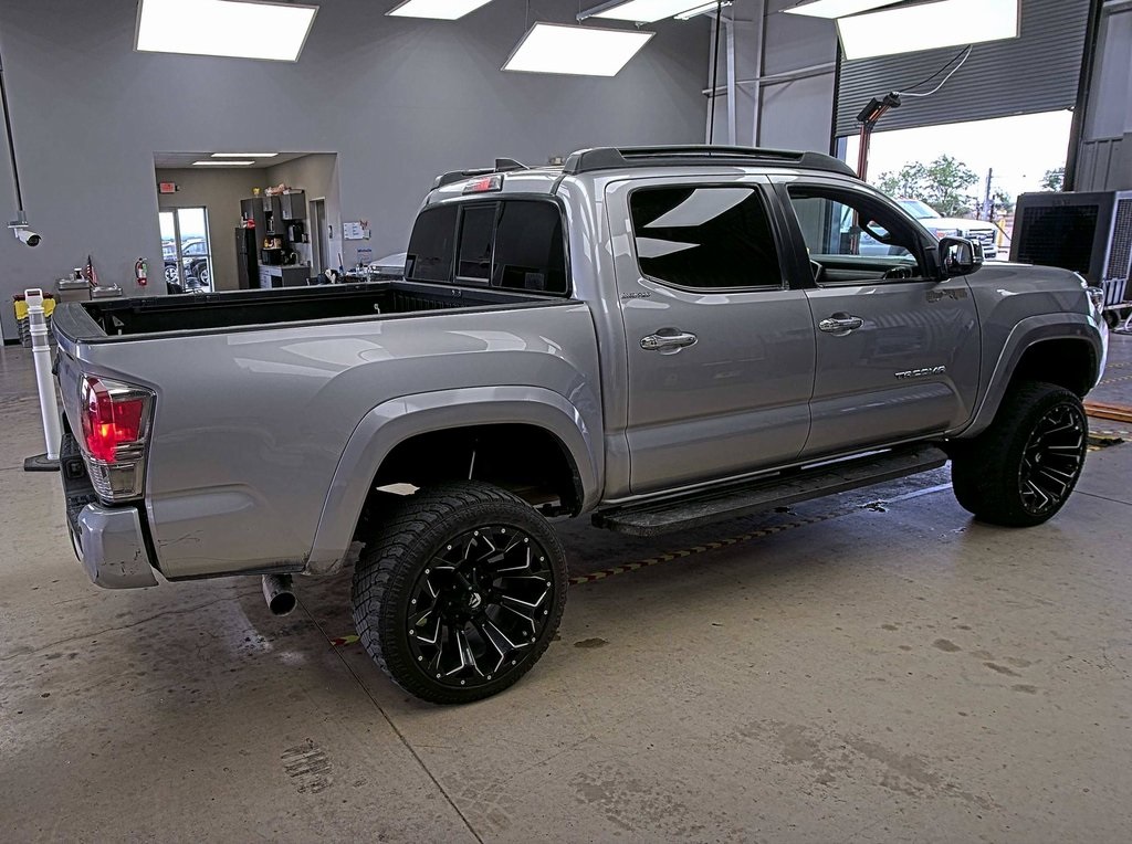2016 Toyota Tacoma Limited photo 2