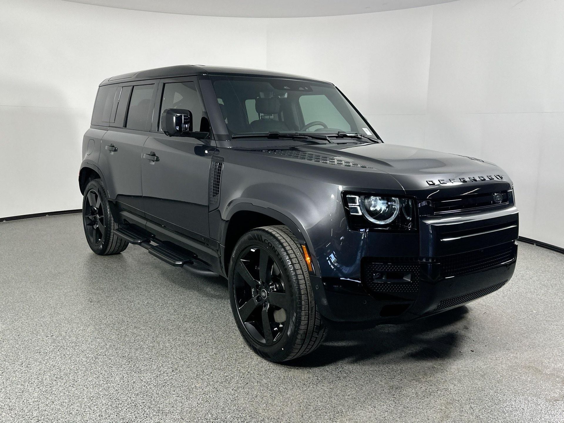 2025 Land Rover Defender 110 V8 photo 3