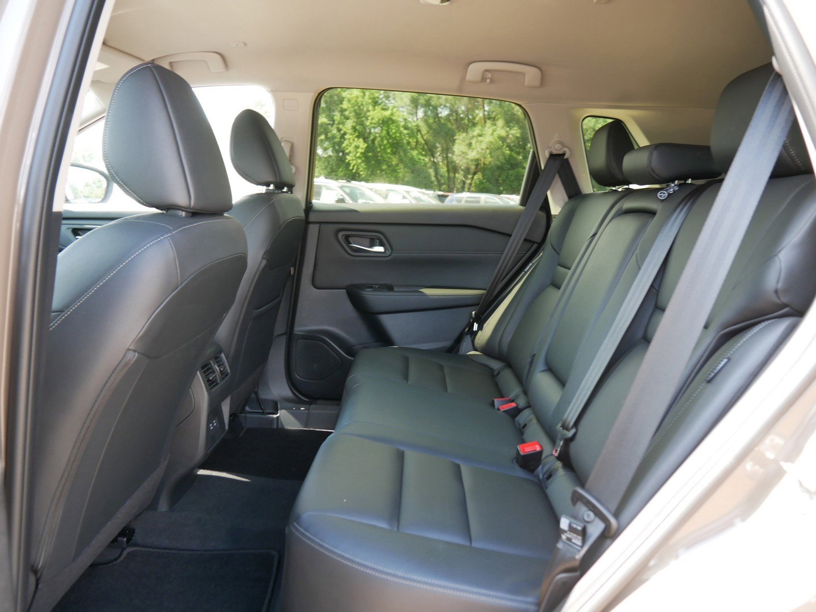 2025 Nissan Rogue SL photo 6