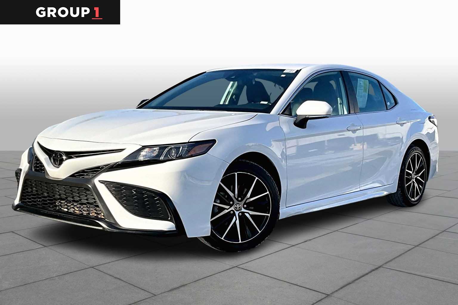 2023 Toyota Camry SE's photo