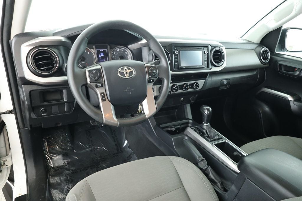 2017 Toyota Tacoma SR5 TRD Sport photo 9