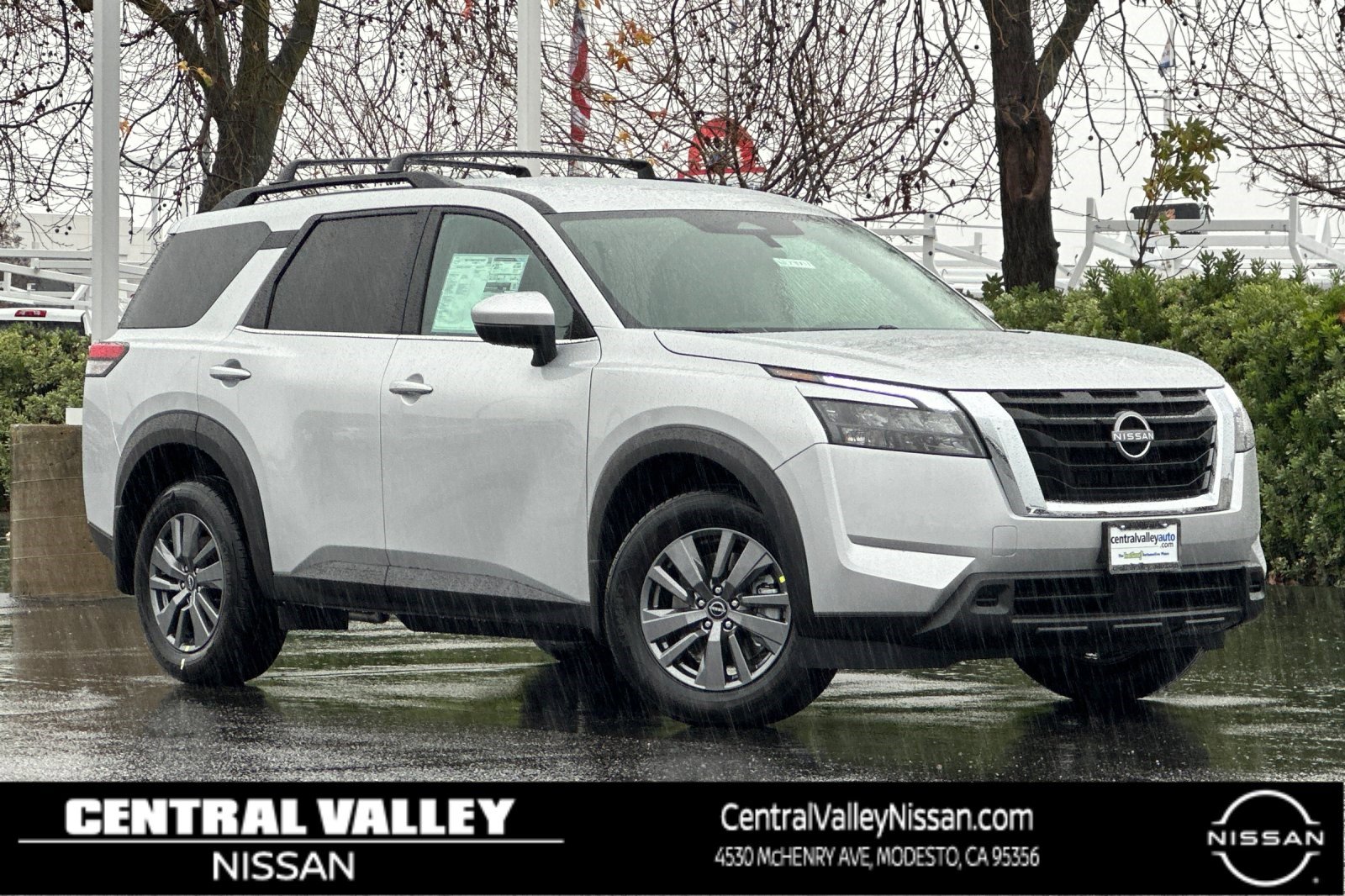 2025 Nissan Pathfinder SV's photo