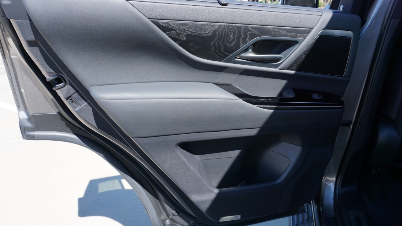 2022 Lexus LX 600 Luxury photo 33