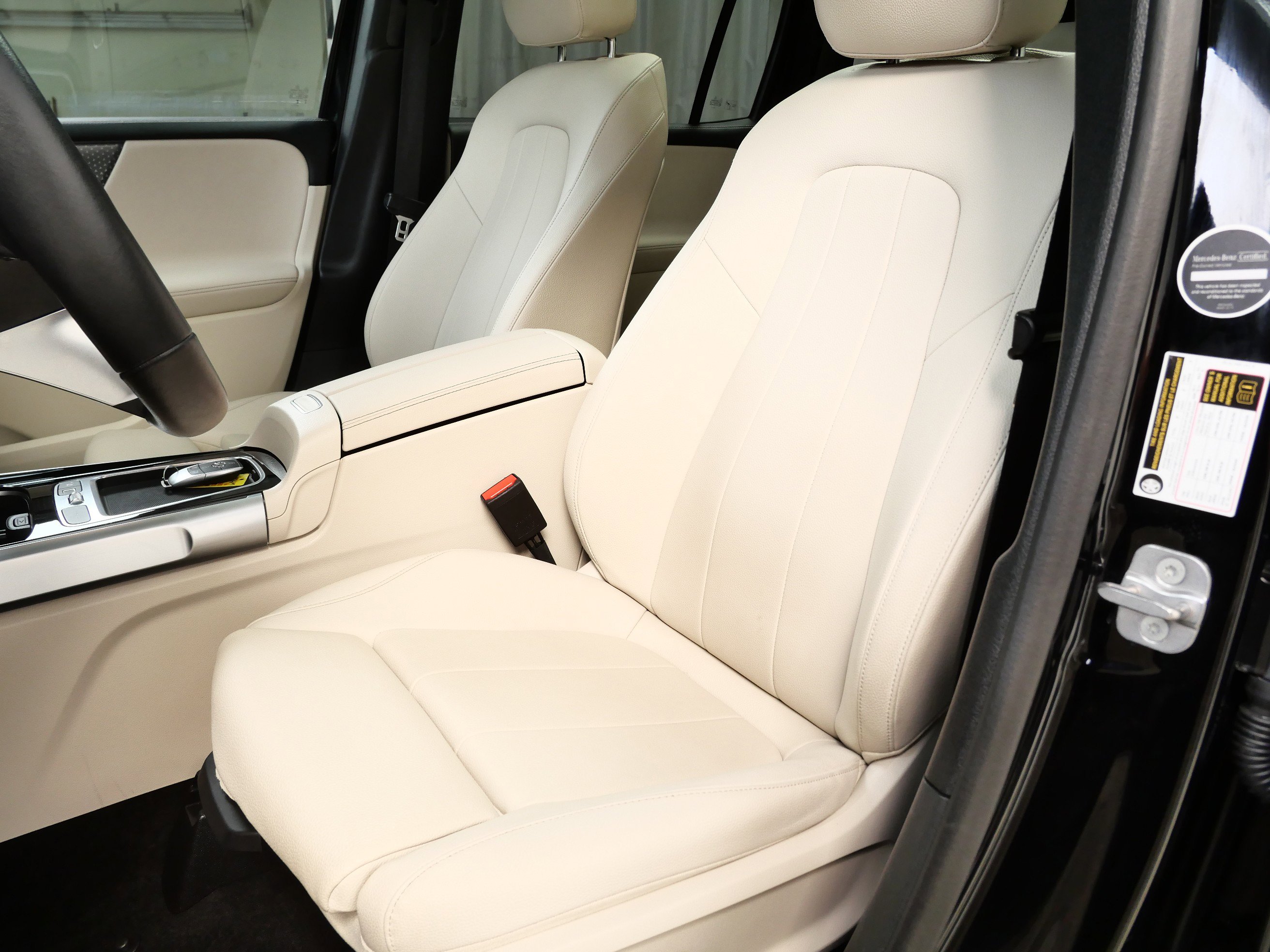 2025 Mercedes Benz GLB 250 4MATIC photo 2