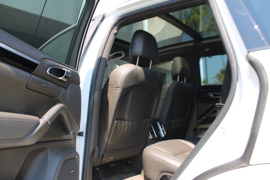 2017 Porsche Cayenne Platinum Edition photo 28