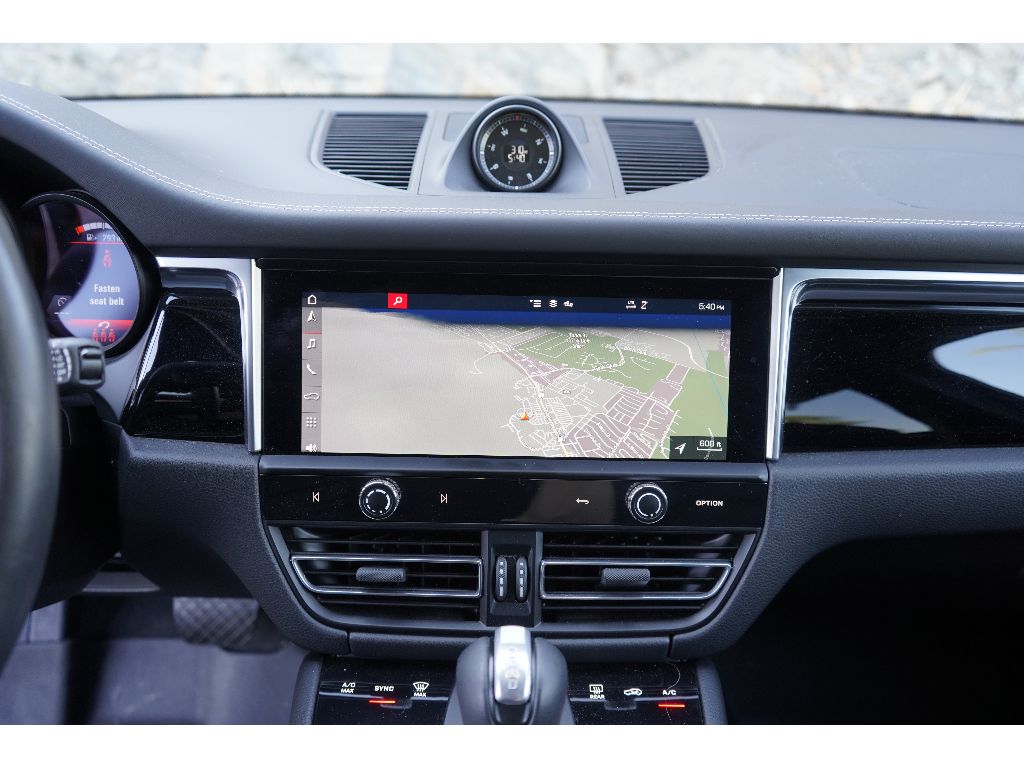 2022 Porsche Macan Base photo 15