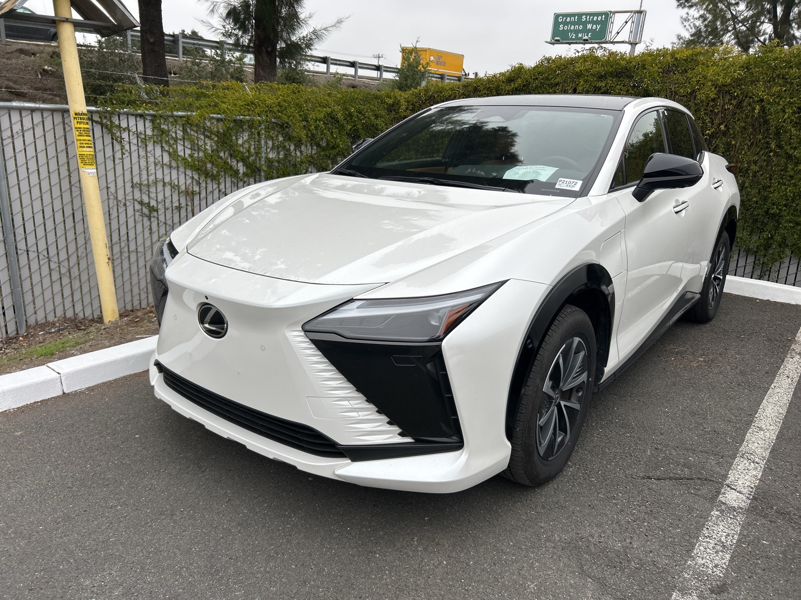2023 Lexus RZ 450e Premium photo 3