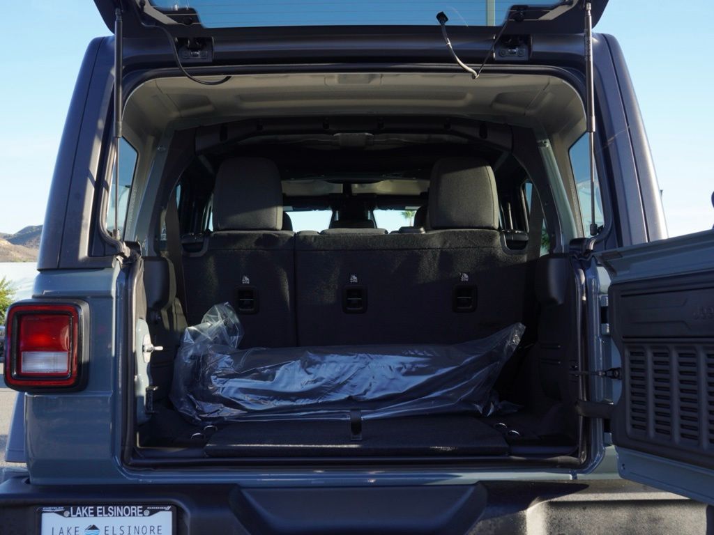 New 2026 Anvil Clear-Coat Exterior Paint Jeep 4-Door Sport S image 5