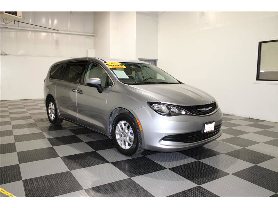 2020 Chrysler Voyager LX's photo