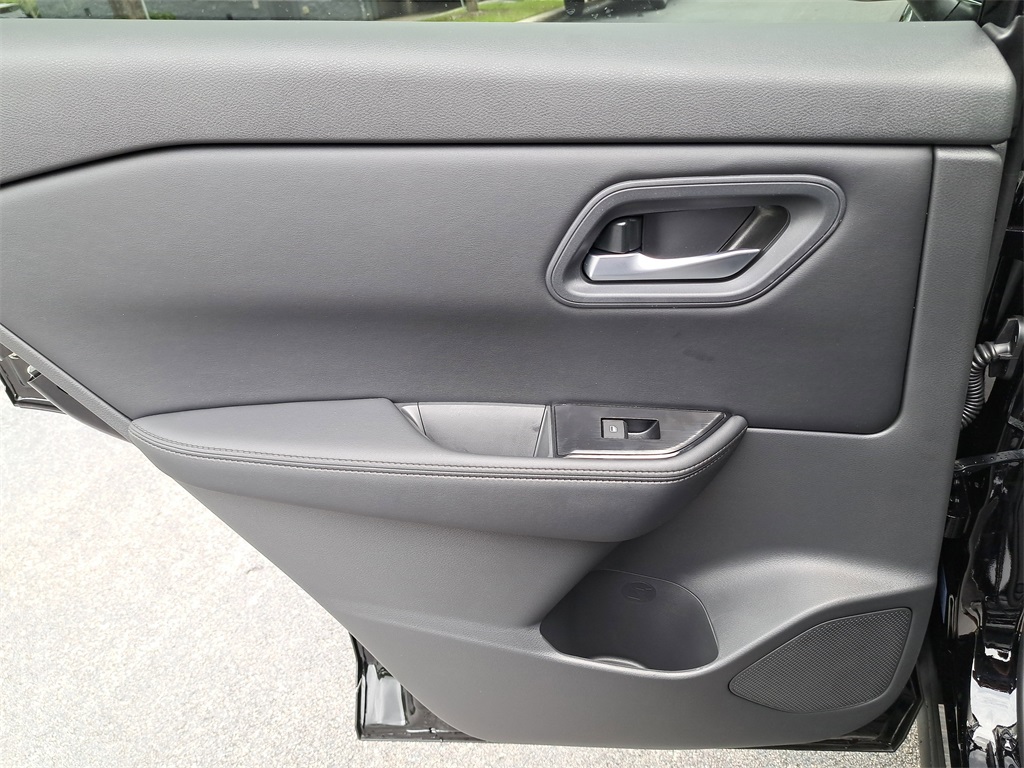 2026 Nissan Rogue SV photo 14