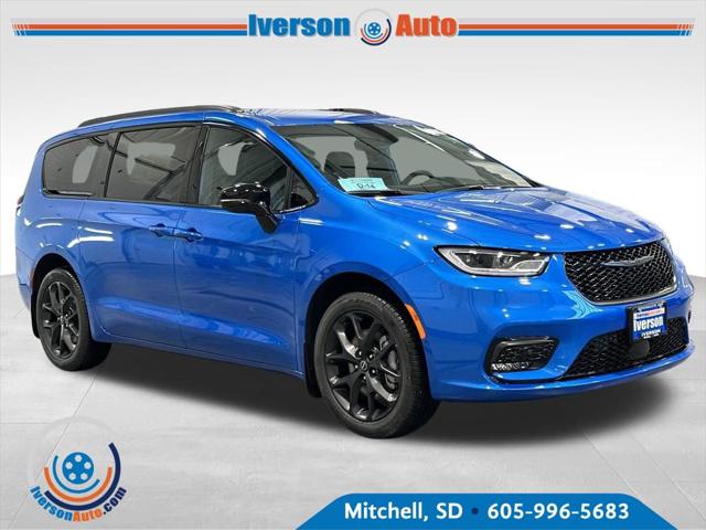 2026 Chrysler Pacifica Select's photo