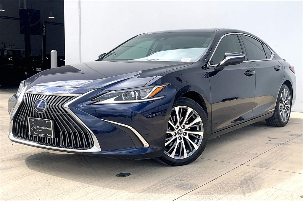 2020 Lexus ES 300h photo 2