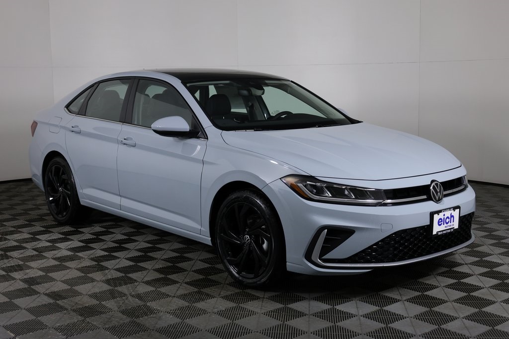 2025 Volkswagen Jetta SE's photo