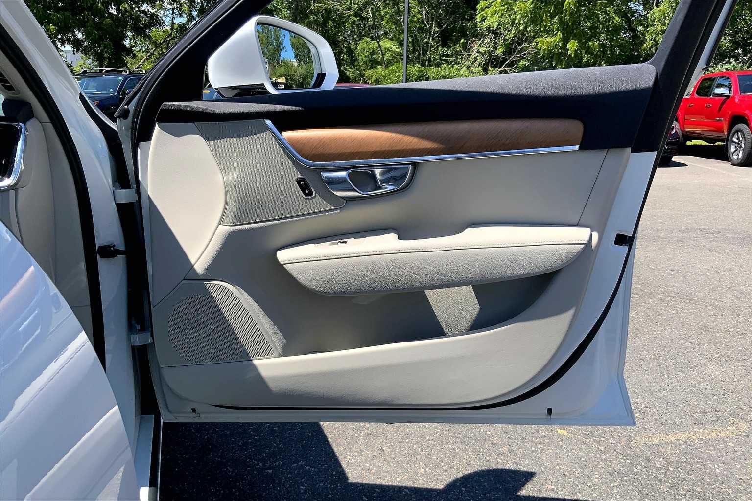 2022 Volvo S90 Momentum photo 21