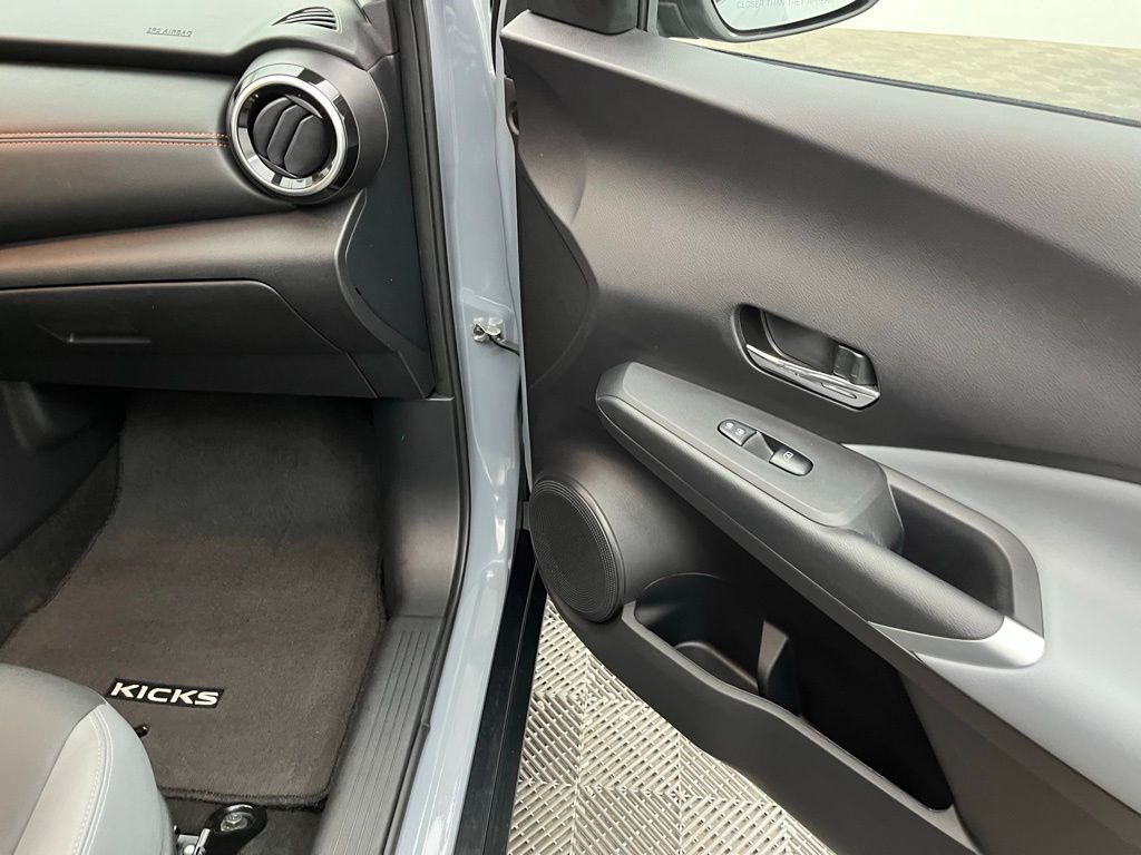 2023 Nissan Kicks SR photo 18