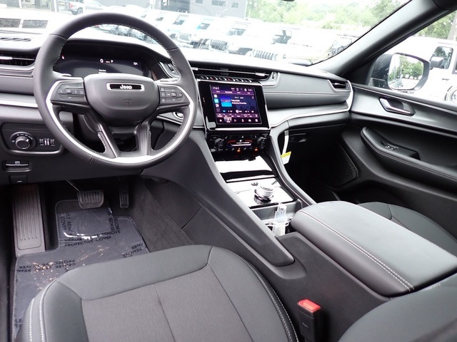 2025 Jeep Grand Cherokee Laredo X photo 12