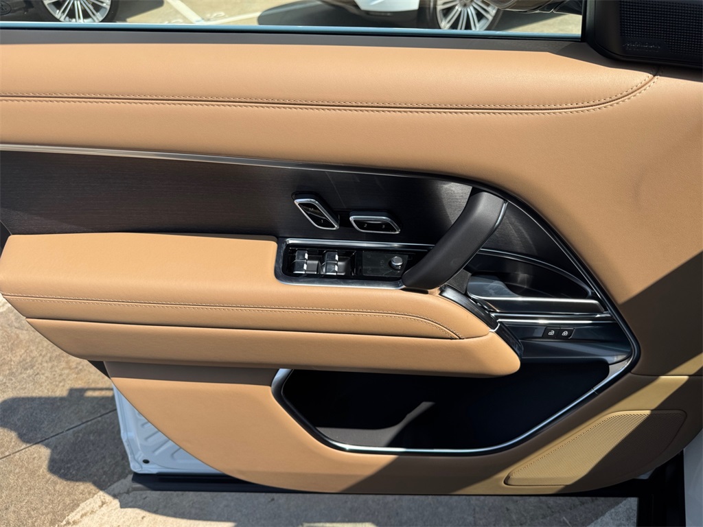 2025 Land Rover Range Rover SE photo 17