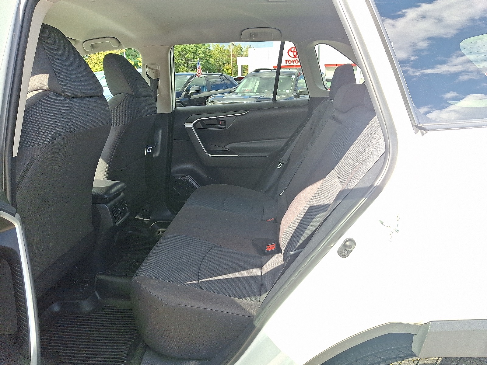 2022 Toyota RAV4 LE photo 9