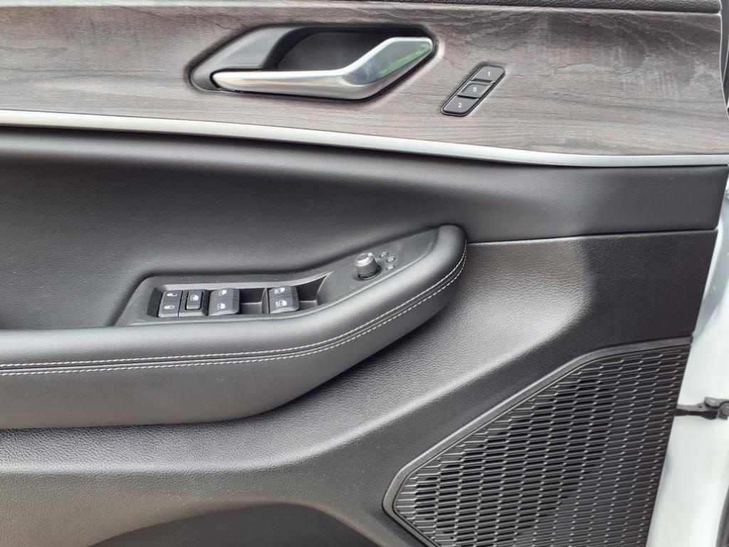 2025 Jeep Grand Cherokee Limited photo 2