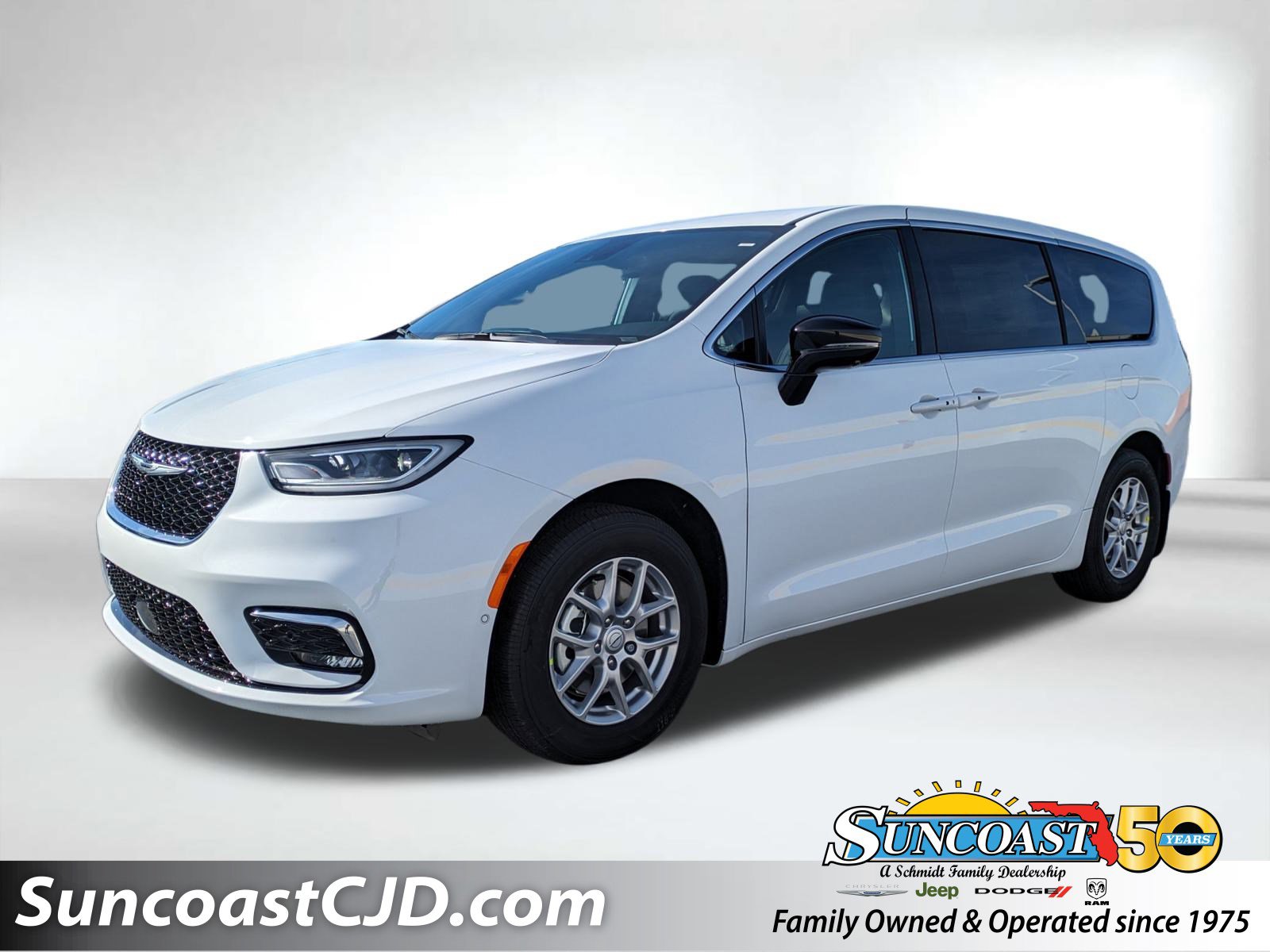 2026 Chrysler Pacifica Select's photo