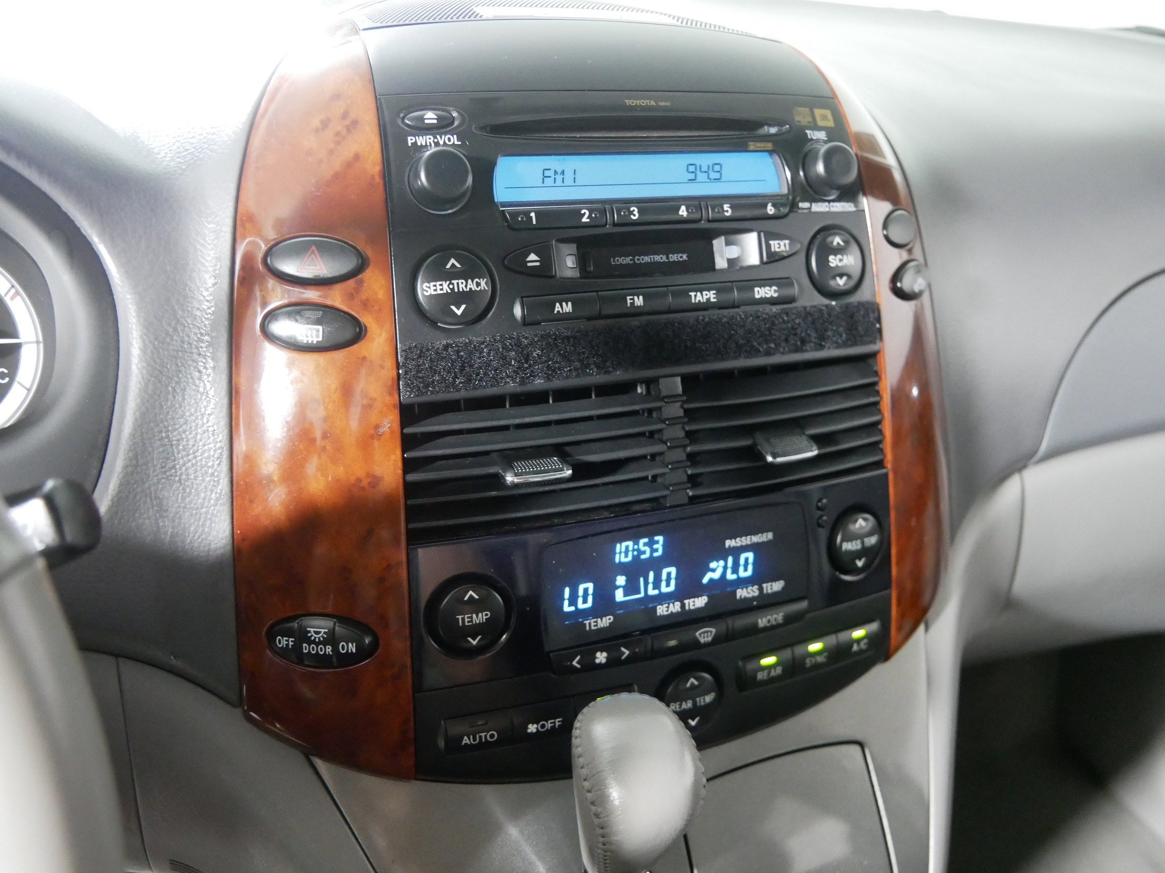 2004 Toyota Sienna XLE photo 12