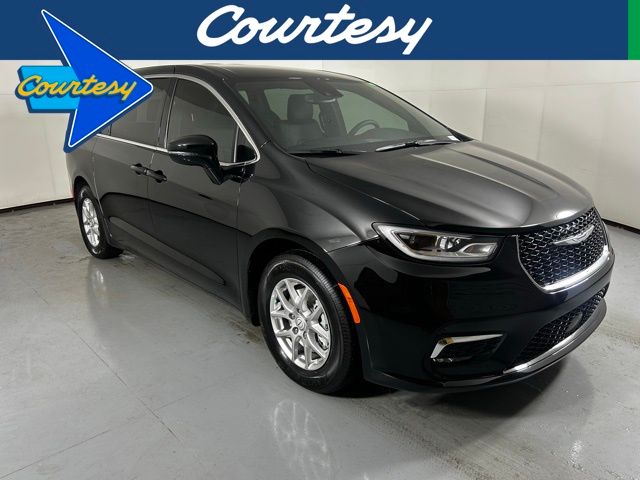 2026 Chrysler Pacifica Select's photo