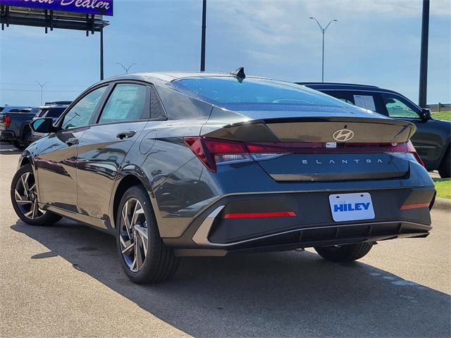 2025 Hyundai Elantra SEL Sport photo 3