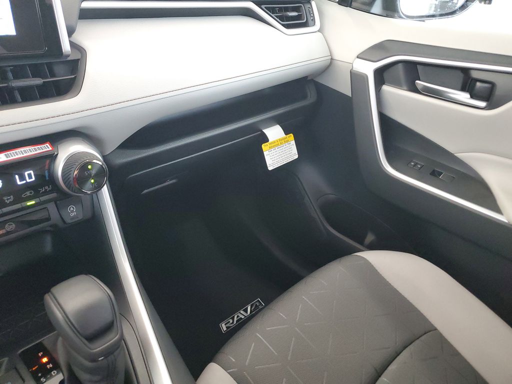 2025 Toyota RAV4 XLE photo 24