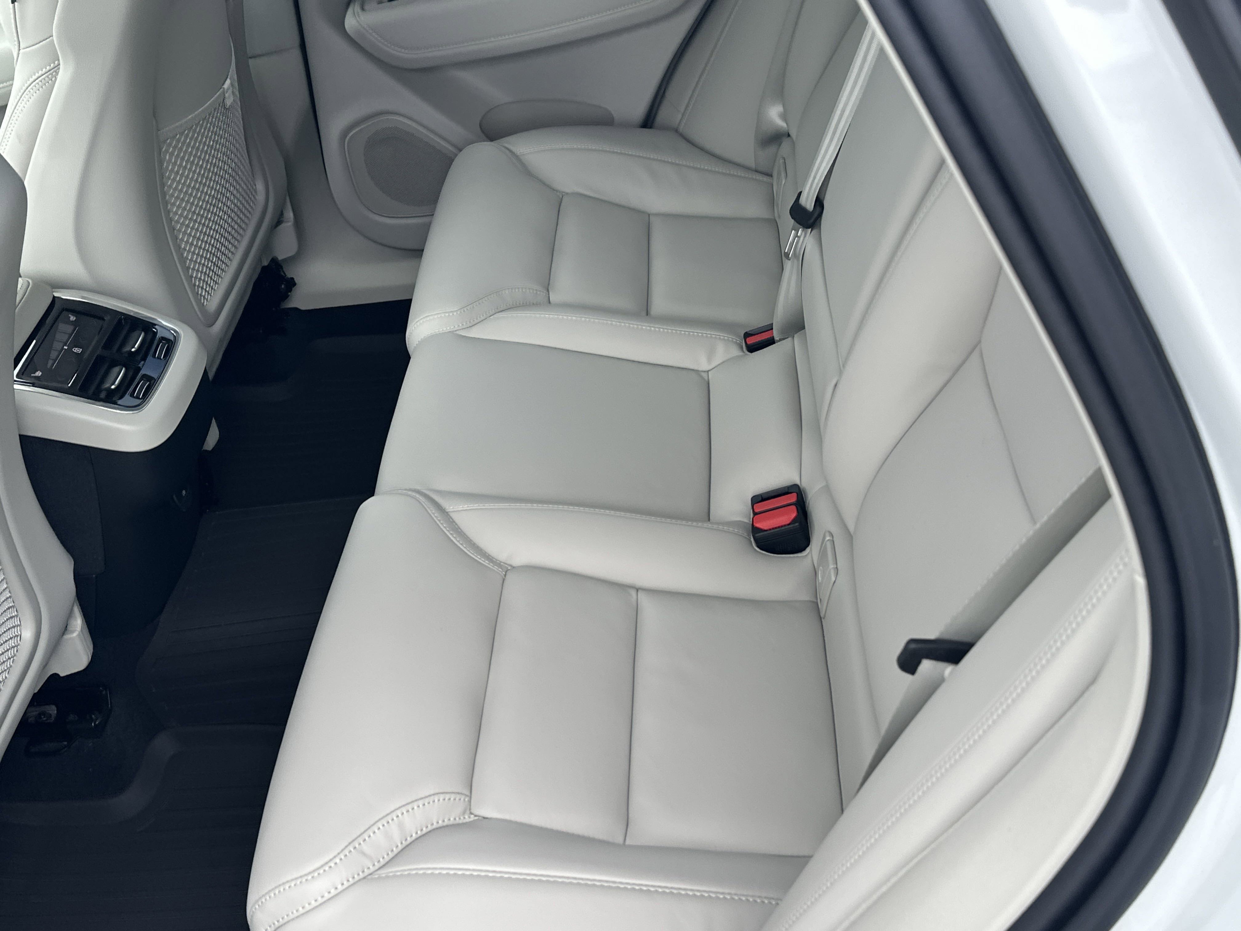 2026 Volvo XC60 B5 photo 11