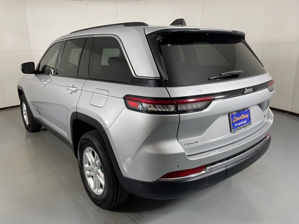 2023 Jeep Grand Cherokee Laredo photo 4