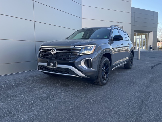 2025 Volkswagen Atlas Peak Edition SE photo 2