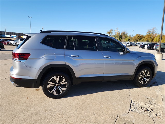 2024 Volkswagen Atlas SE photo 2