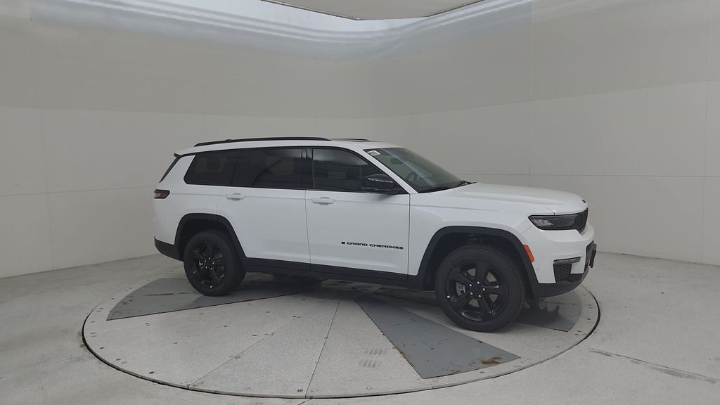2025 Jeep Grand Cherokee Limited photo 2