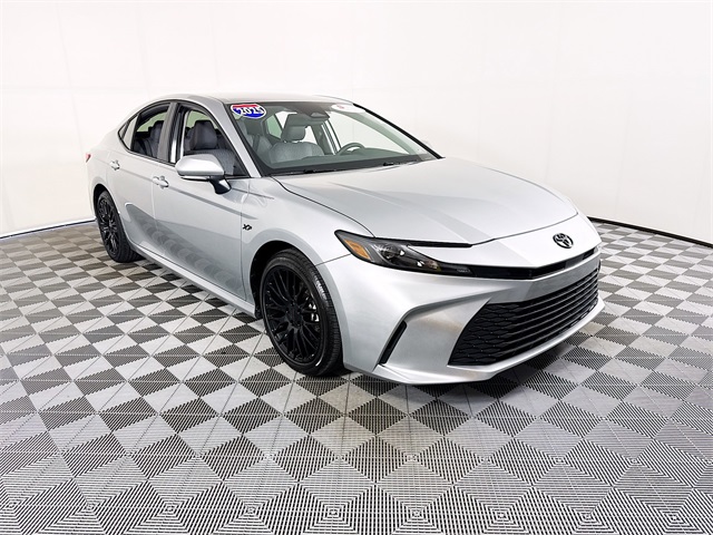 2025 Toyota Camry LE's photo