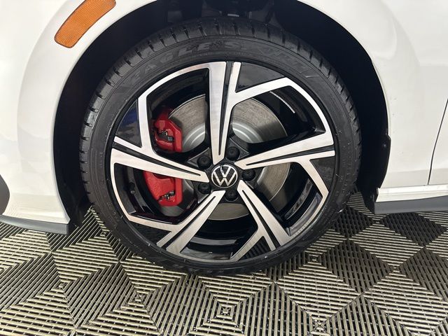 2025 Volkswagen Golf GTI SE photo 9
