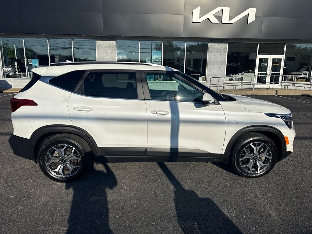 2022 Kia Seltos EX photo 2