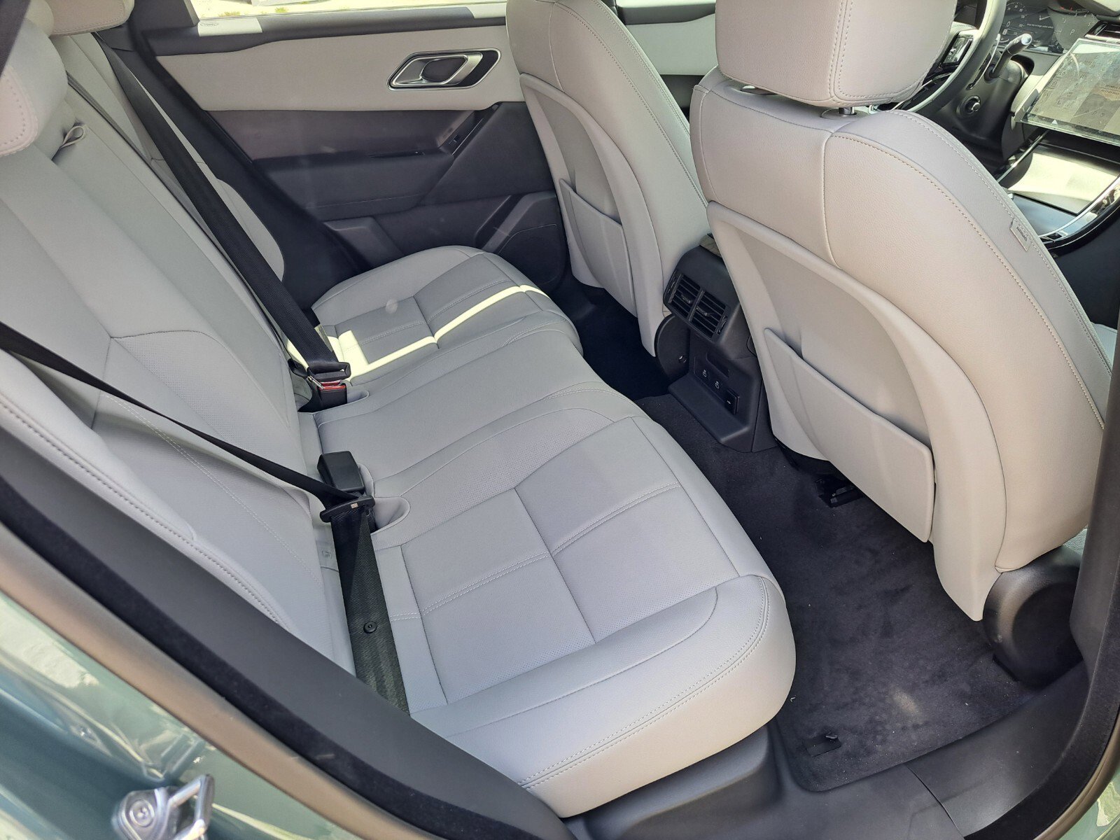 2026 Land Rover Range Rover Velar SE photo 4