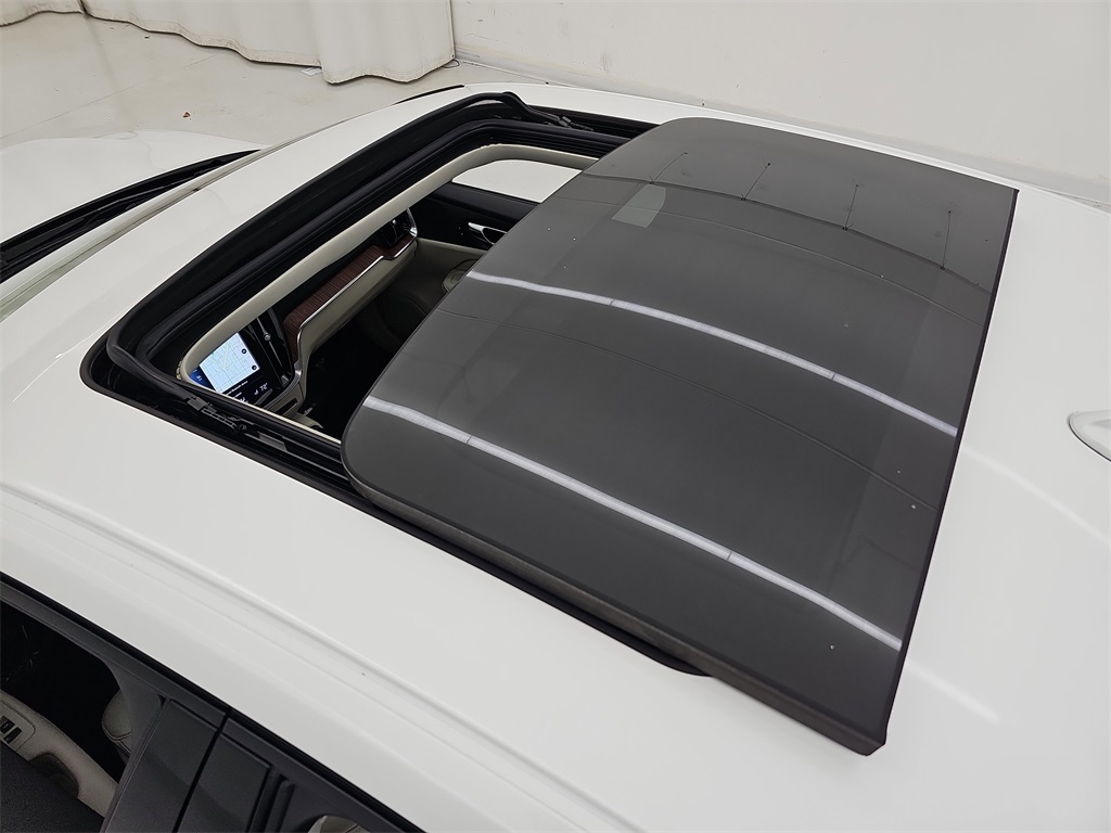 2022 Volvo S60 Recharge T8 R-Design Expression photo 34