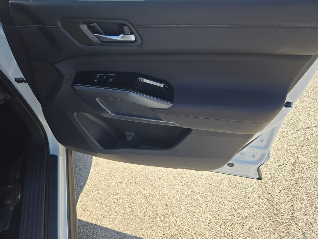 2025 Nissan Pathfinder SL photo 4