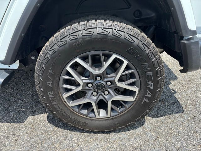 2024 Jeep Wrangler Sahara photo 33