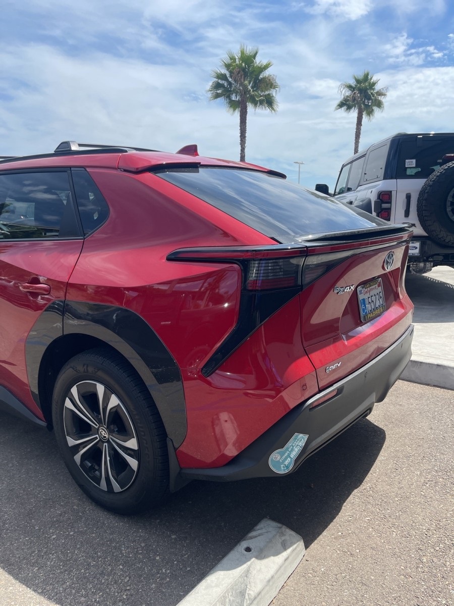 2024 Toyota bZ4X XLE photo 4