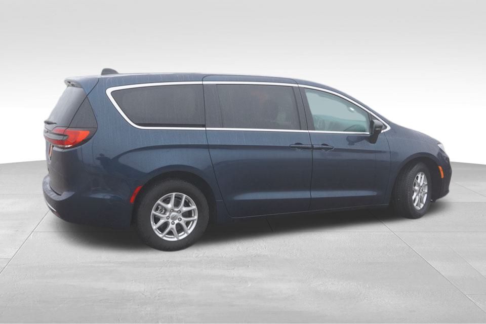 2024 Chrysler Pacifica Touring L photo 4