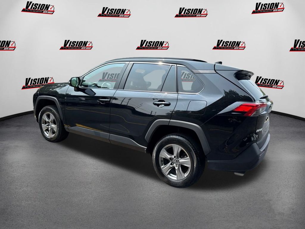 2025 Toyota RAV4 XLE photo 7