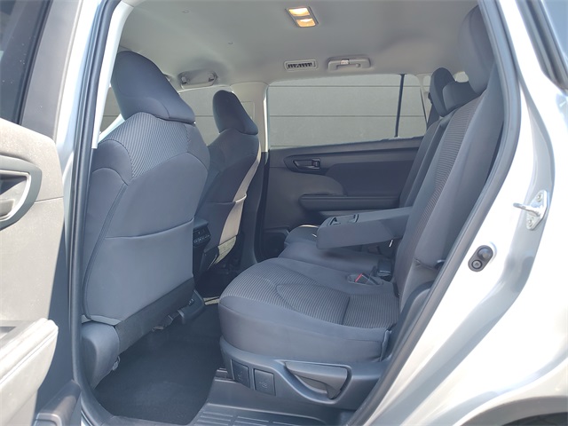 2021 Toyota Highlander LE photo 12